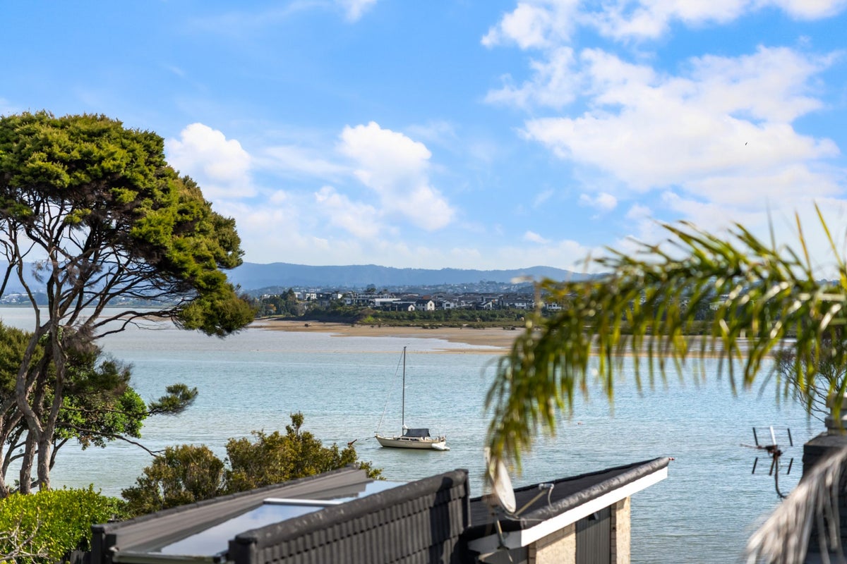 9 Amelia Place, Beach Haven, Auckland - Carousel 2