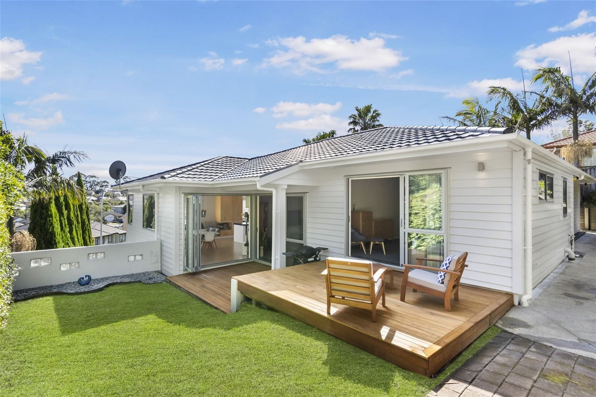 30 Margaret Henry Crescent, Oteha, Auckland - Carousel 1