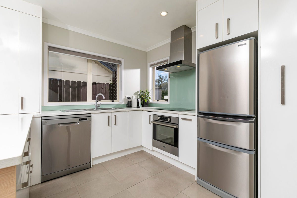 10 Lucienne Drive, Ranui, Auckland - Carousel 2