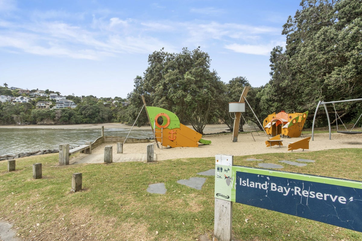 2/93 Island Bay Road, Beach Haven, Auckland - Carousel 39