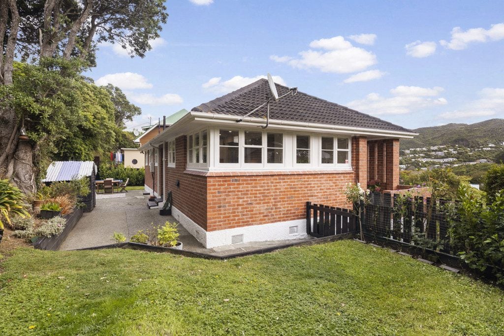 95 Sunshine Avenue, Karori, Wellington - Carousel 2