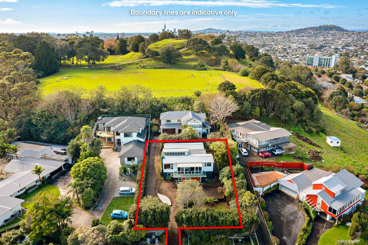 18 Pickens Crescent, Mount Albert, Auckland - Carousel 1