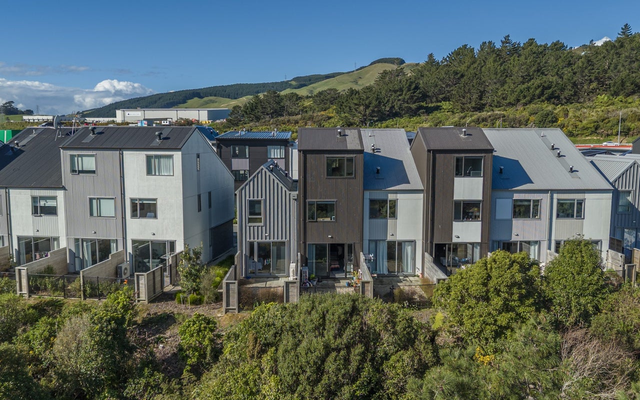 40 Ara Paiwhenua, Tawa, Wellington - Carousel 1