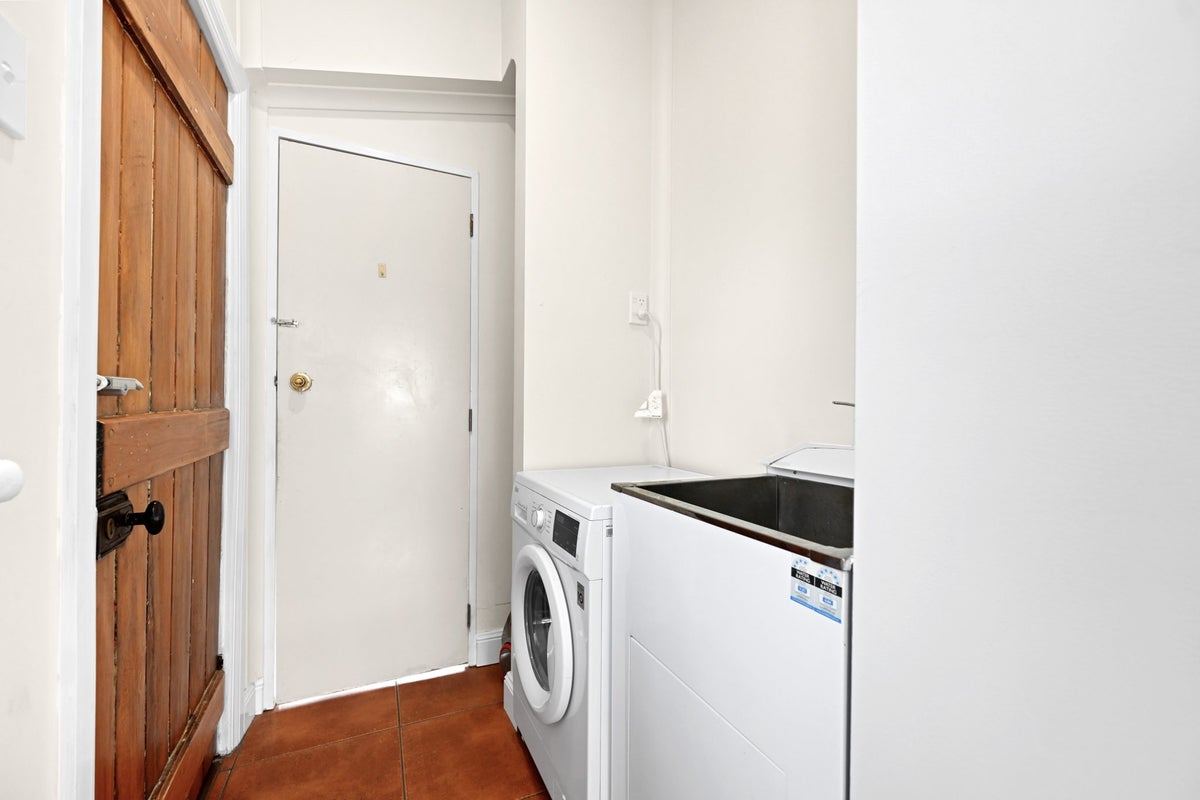 37 Wellington Street, Hamilton East, Hamilton - Carousel 16