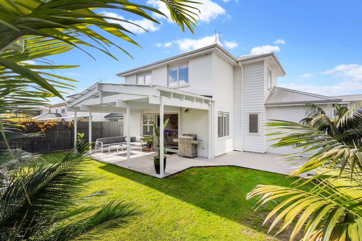 16 Samuel Cassidy Avenue, Swanson, Auckland - Carousel 1