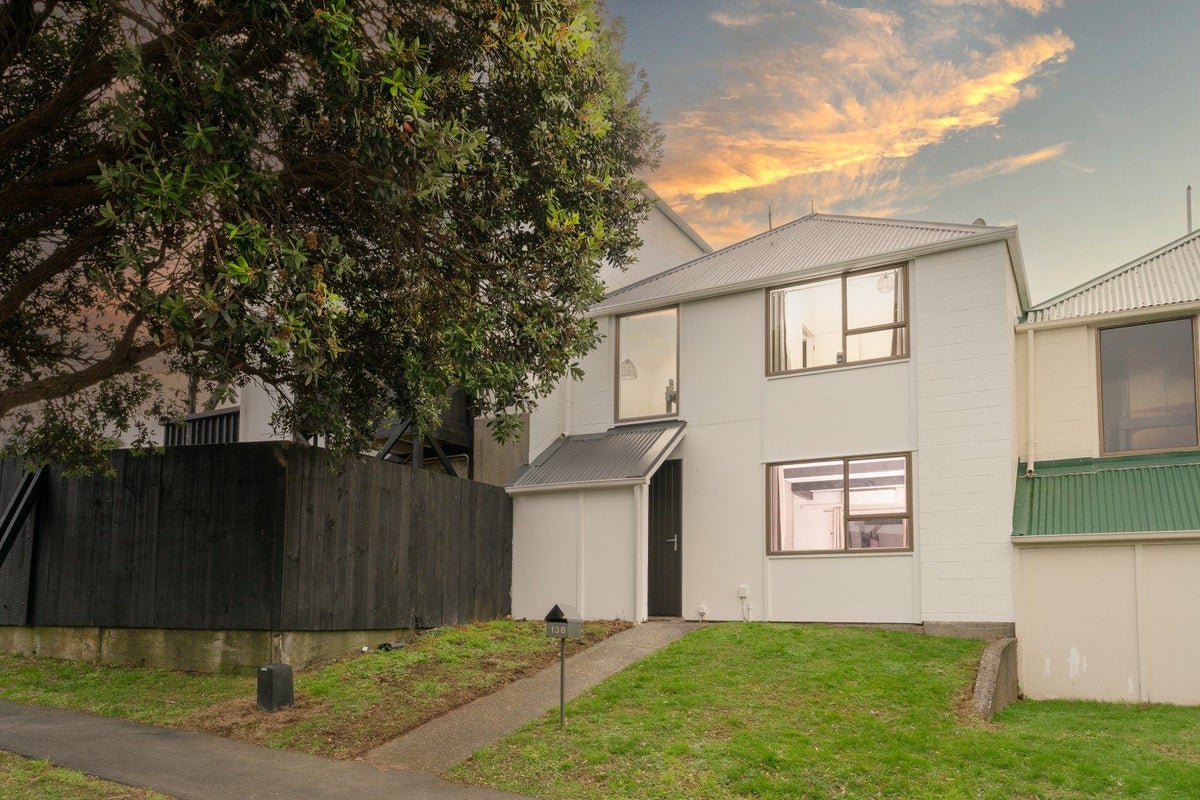 138 Akaroa Drive, Maupuia, Wellington - Carousel 1