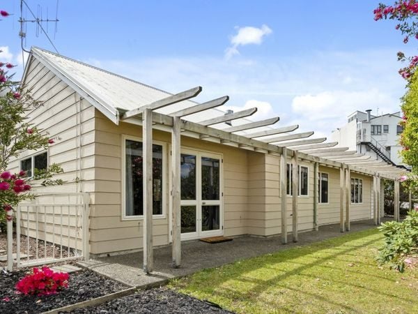 15 Paine Street, Judea, Tauranga - Carousel 1