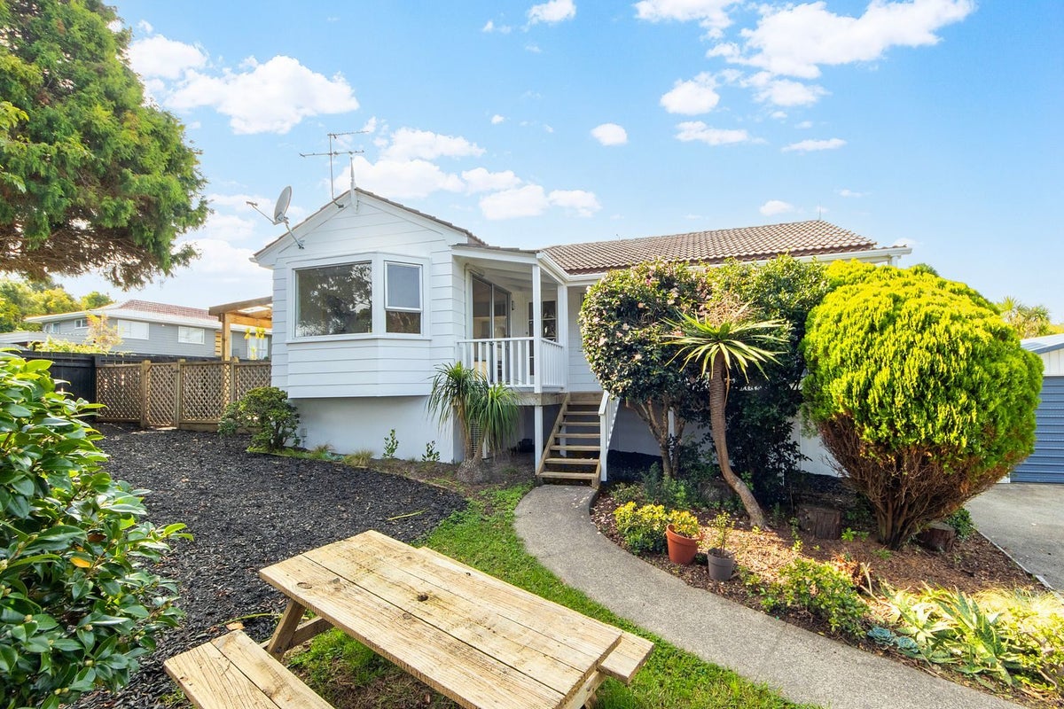 1 Pahi Place, West Harbour, Auckland - Carousel 1