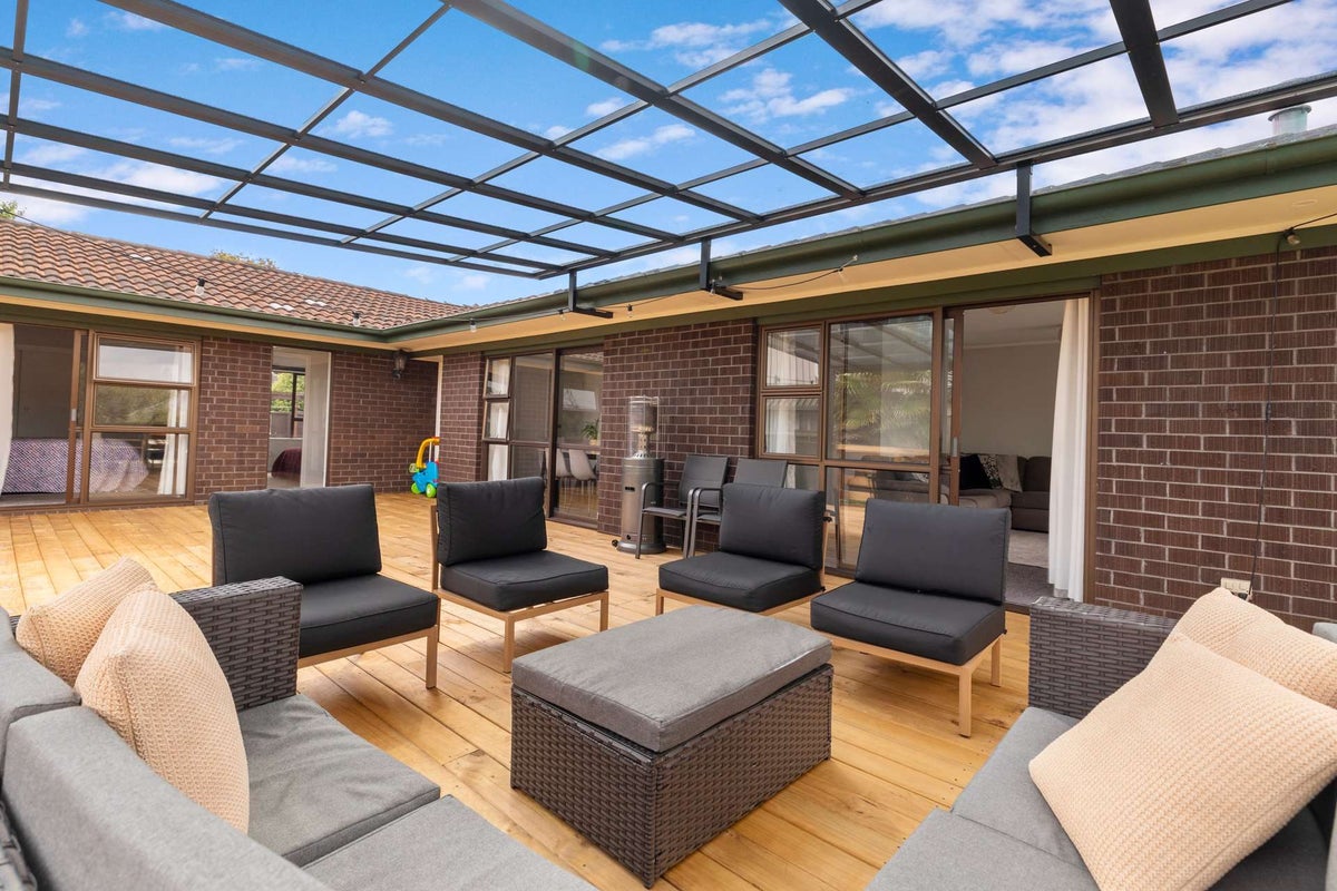 25 Balgowan Terrace, Conifer Grove, Takanini - Carousel 1