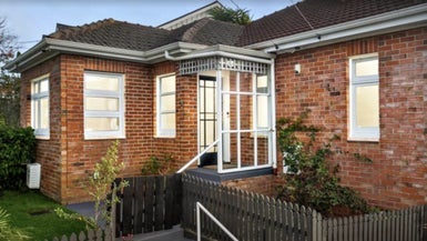 6 Renfrew Avenue, Sandringham, Auckland - Carousel 1