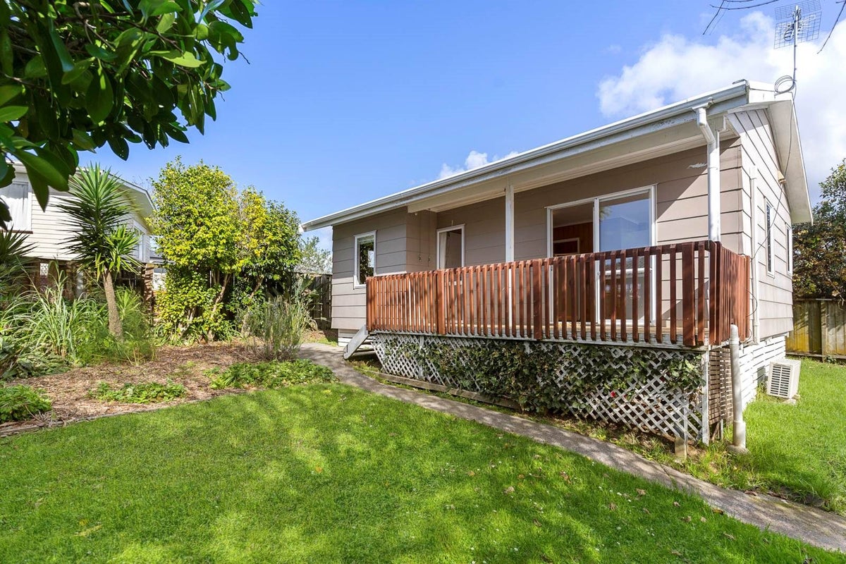 2/4 Ashbourne Place, Glendene, Auckland - Carousel 2