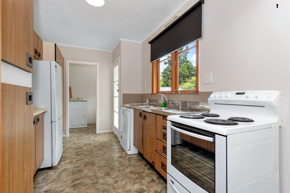 31 Panair Crescent, Hillcrest, Hamilton - Carousel 12
