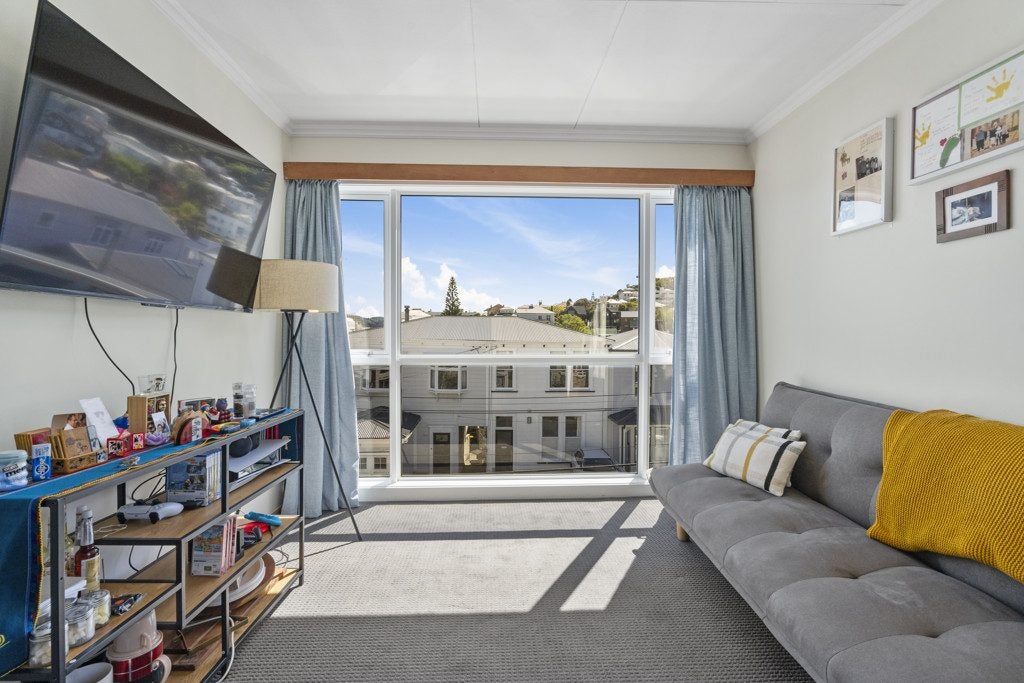 10/4 Queen Street, Mount Victoria, Wellington - Carousel 2