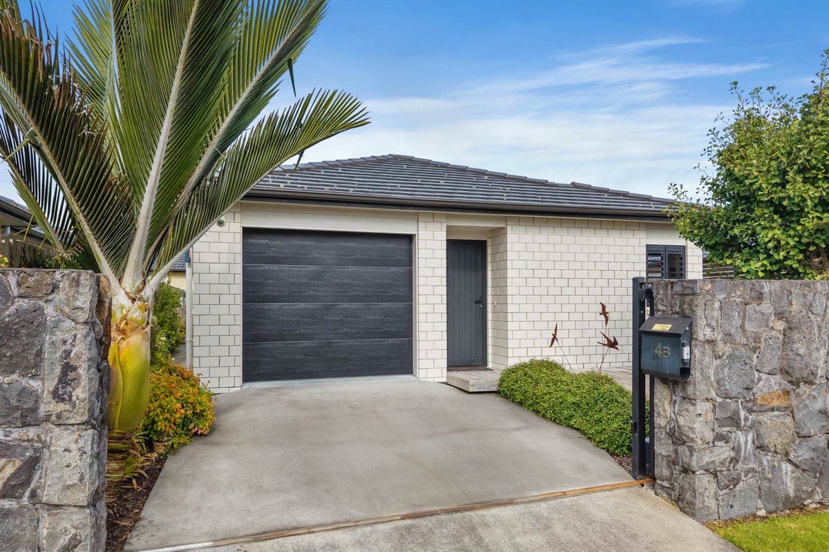 4B Lillian Place, Orewa, Orewa - Carousel 1