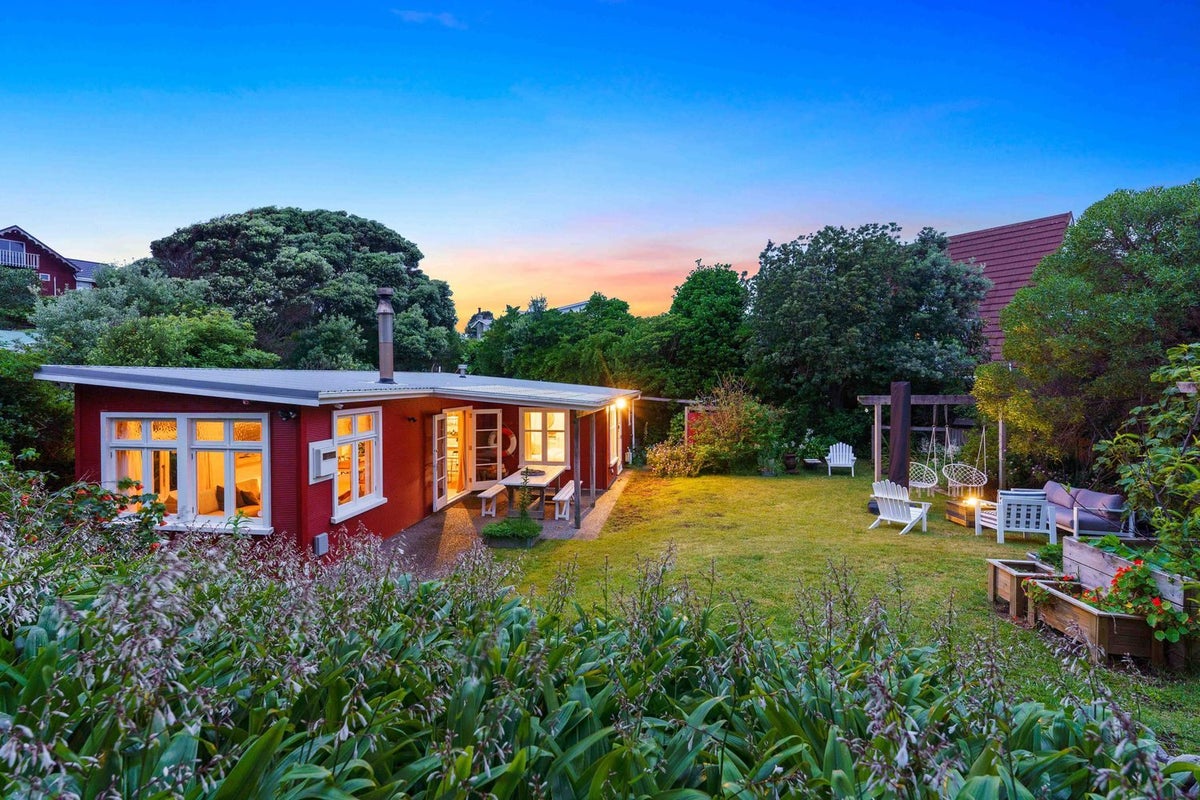 42 Field Way, Waikanae Beach, Waikanae - Carousel 1