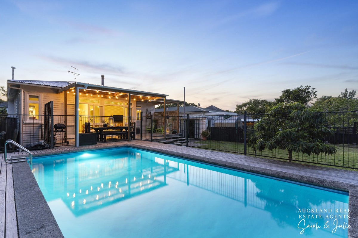 26 Brewster Avenue, Morningside, Auckland - Carousel 1