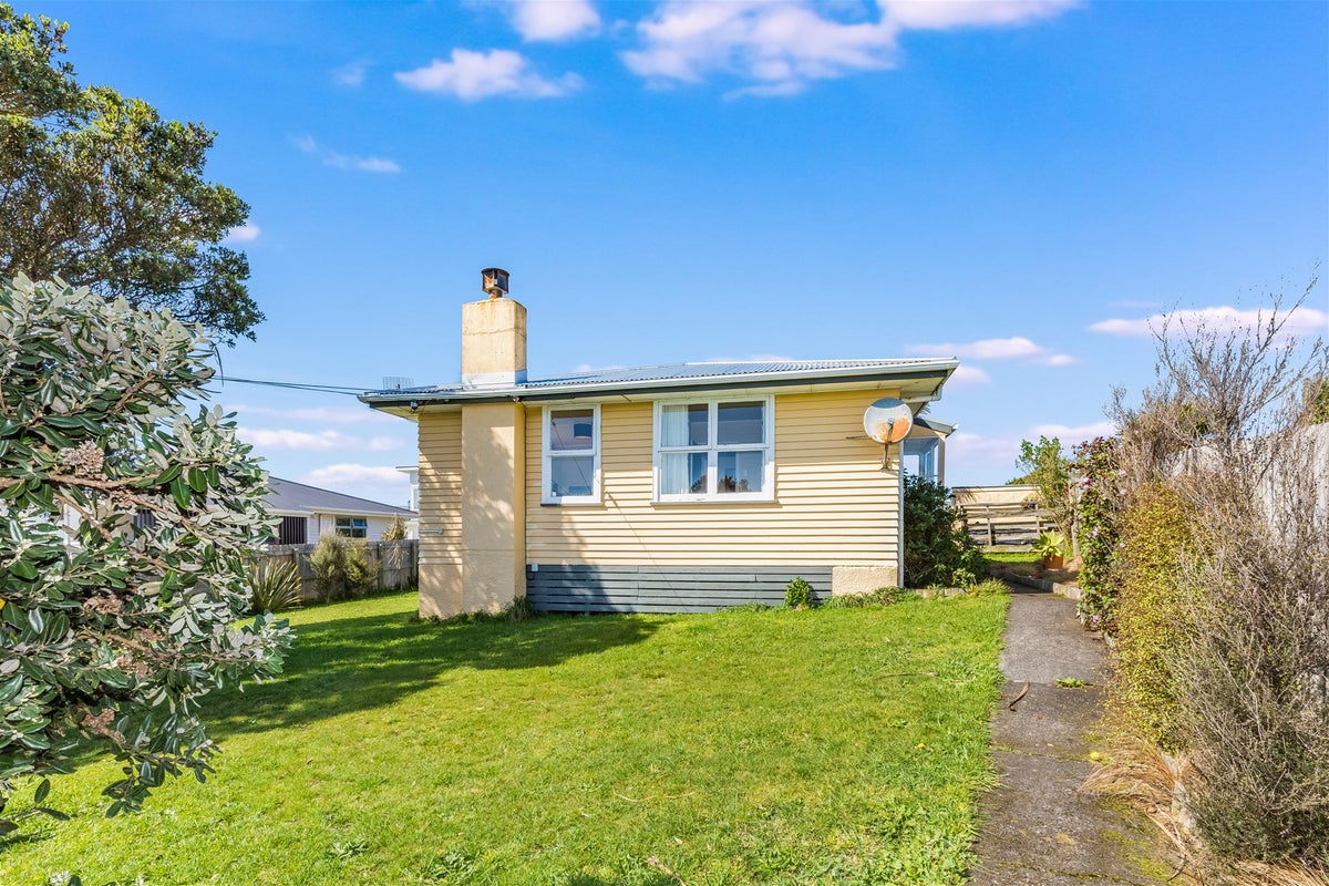 67 Pikarere Street, Titahi Bay, Porirua - Carousel 1