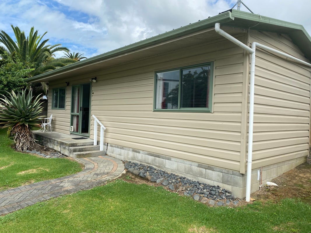 20 Ealing Crescent, Beachlands, Auckland - Carousel 1