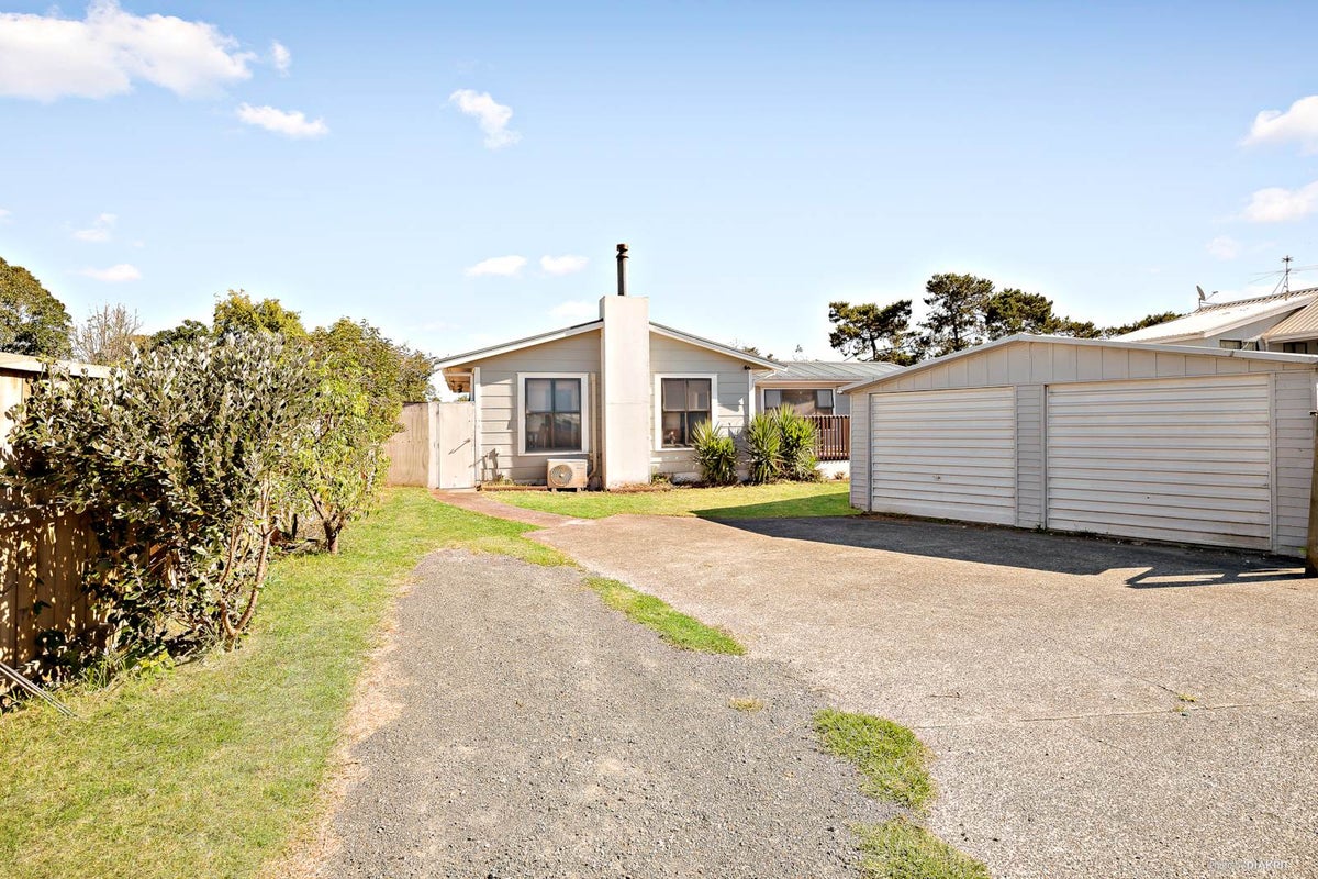 12 Maybelle Place, Kelston, Auckland - Carousel 1
