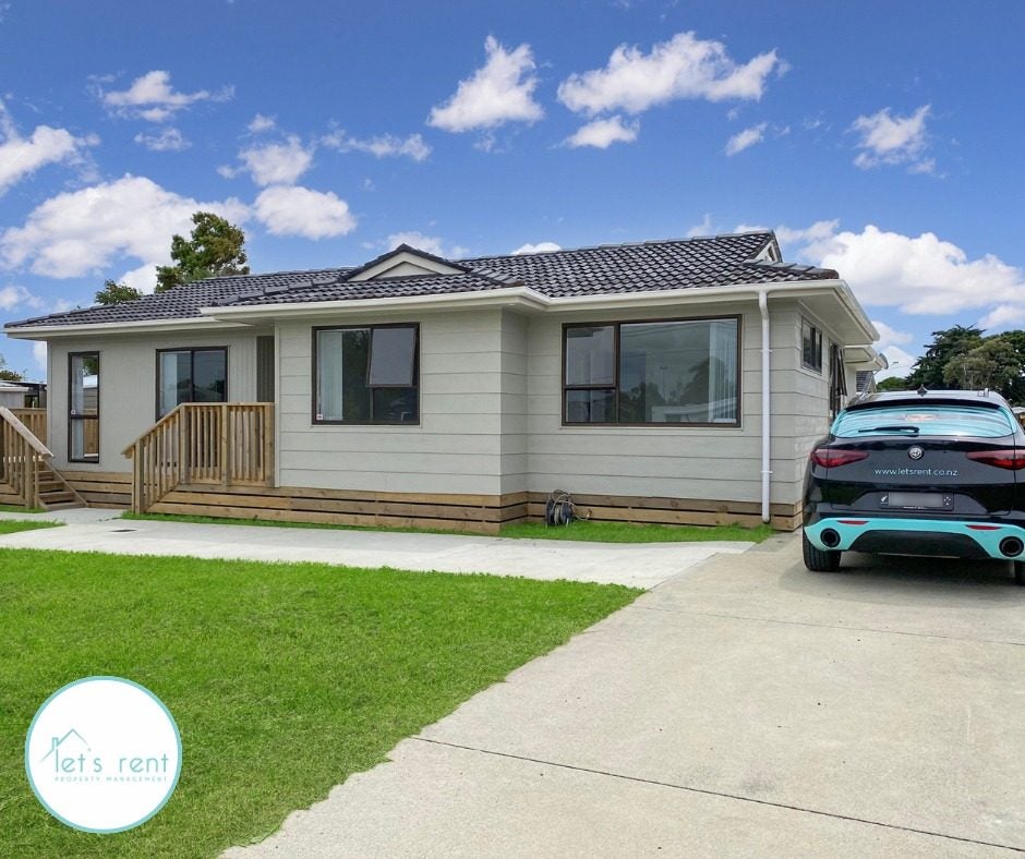 12 Fourth View Avenue, Beachlands, Auckland - Carousel 1