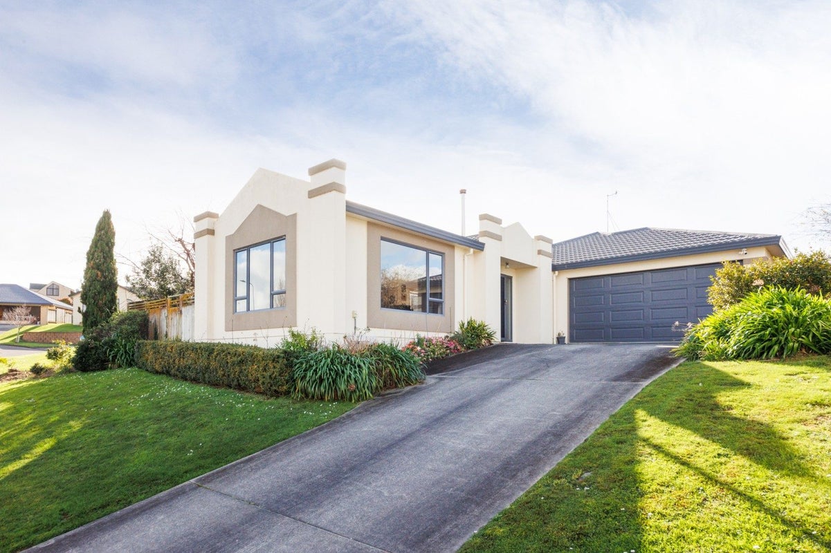6 Jordan Way, Kelvin Grove, Palmerston North - Carousel 1