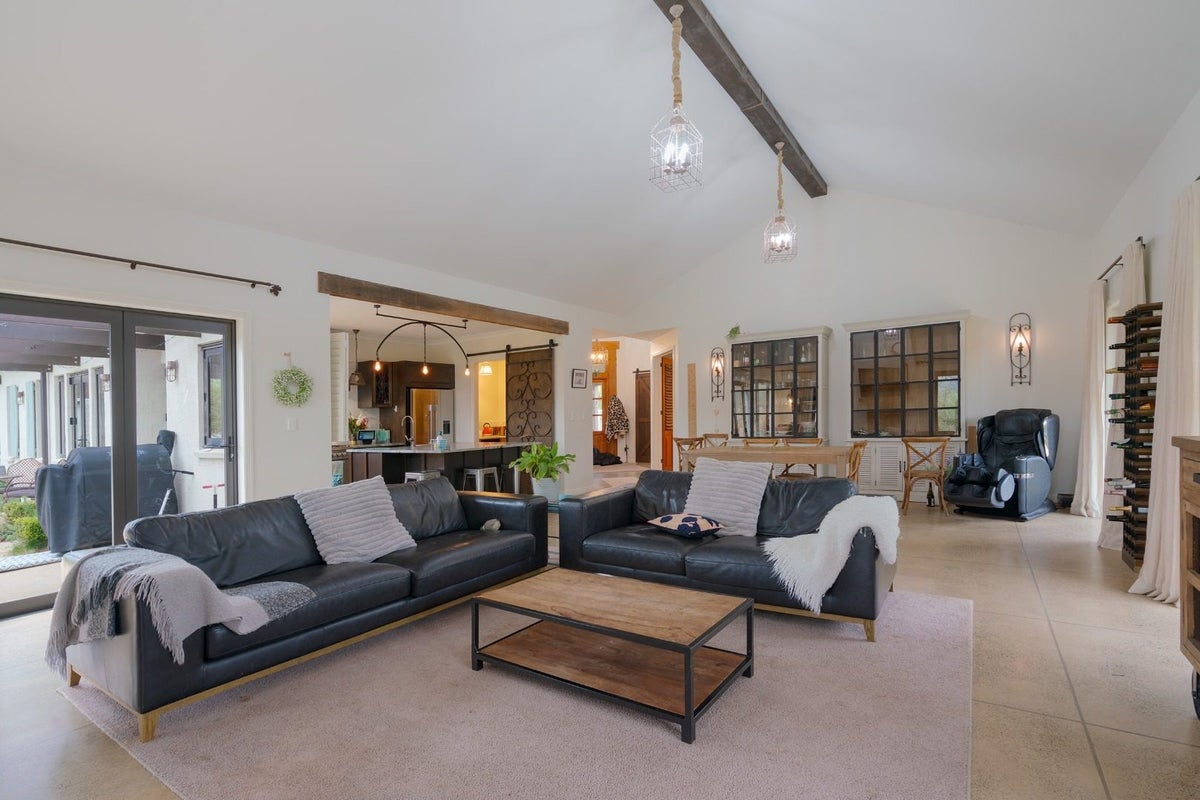 18 Myra Evelyn Grove, Albany - Carousel 2