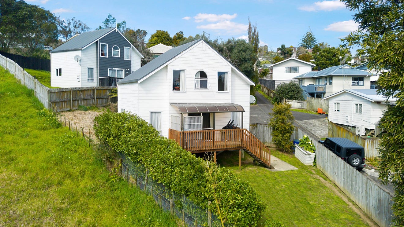 19 Lilburn Crescent, Massey, Auckland - Carousel 2