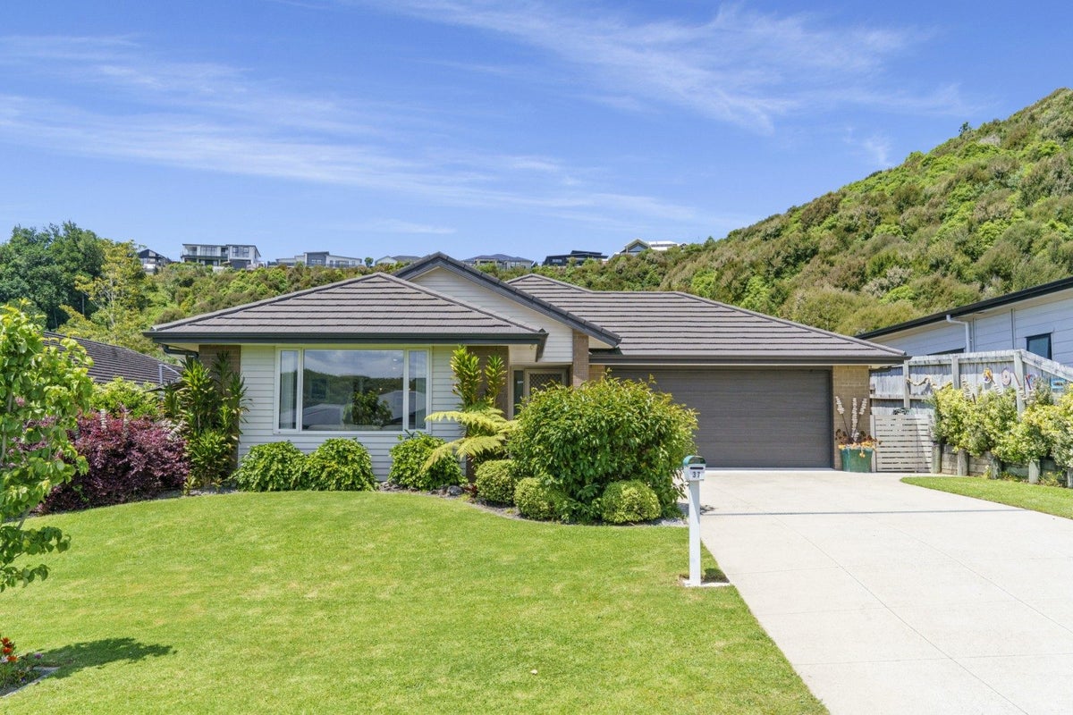37 Rochfort Crescent, Pyes Pa, Tauranga - Carousel 1