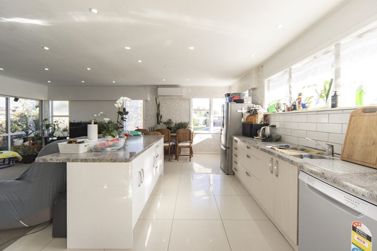 94 Lewis Street, Glenview, Hamilton - Carousel 2