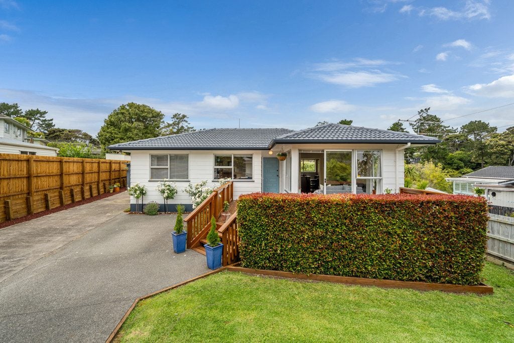 44 Gladys Avenue, Glenfield, Auckland - Carousel 1