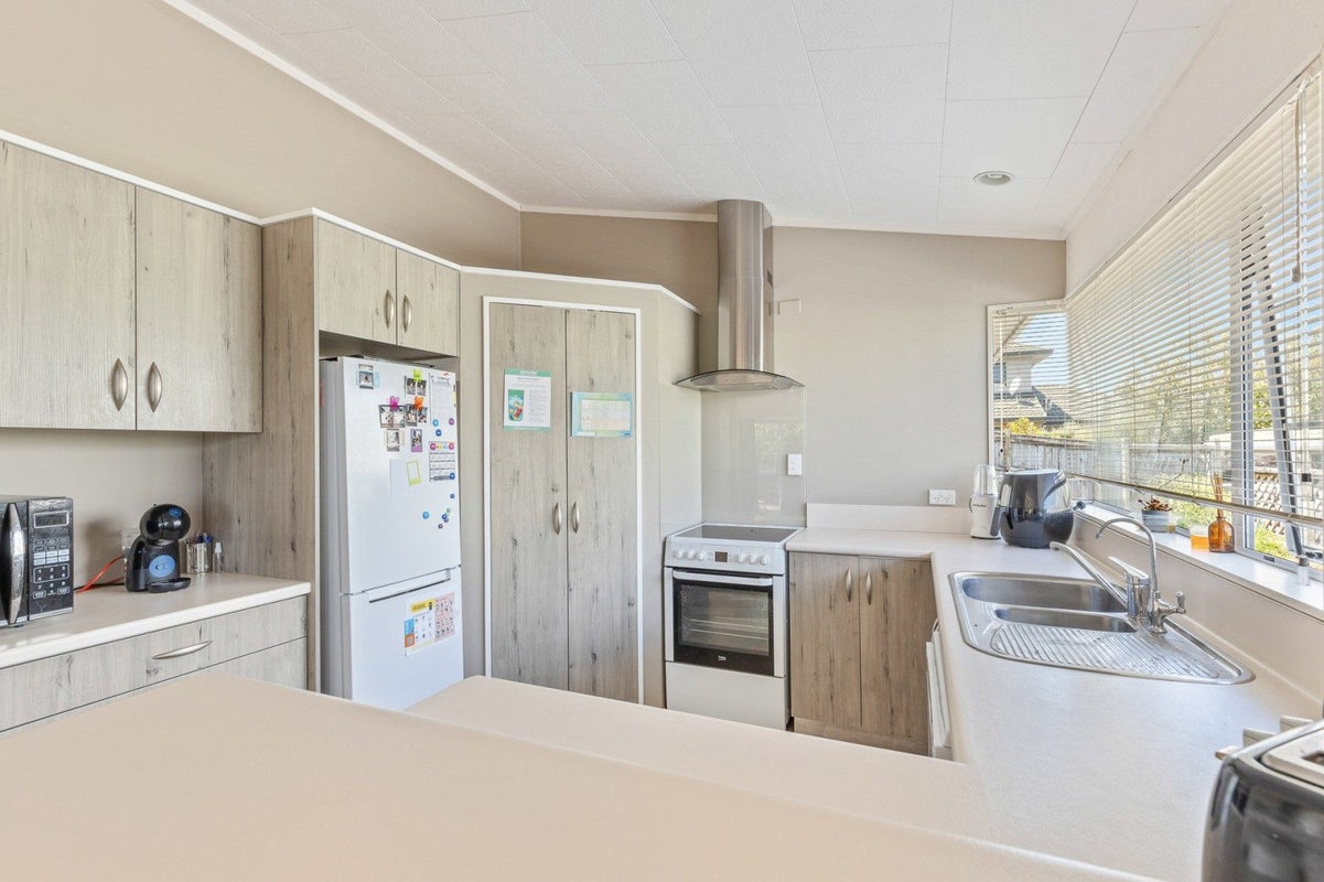 2/3B Sandel Rise, Merrilands, New Plymouth - Carousel 2