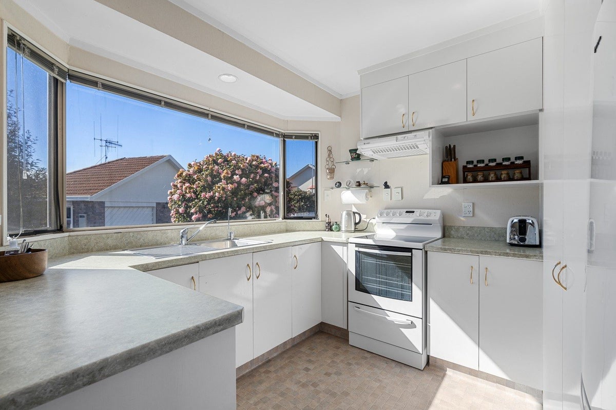 11 Jubilee Drive, Gate Pa, Tauranga - Carousel 2