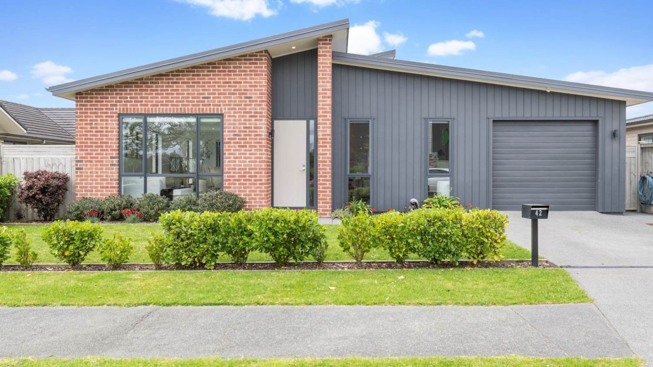 42 Pepene Avenue, Takanini, Auckland - Carousel 1