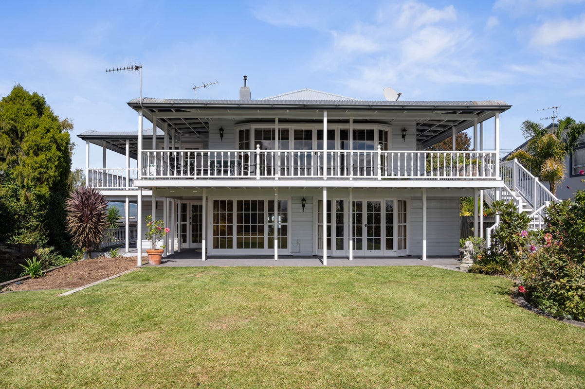 14 Vista Place, Kawaha Point, Rotorua - Carousel 1