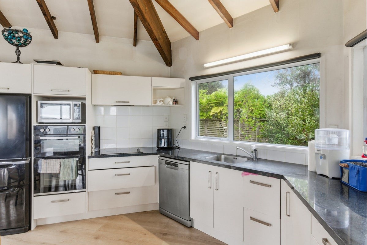 9 Waiheke Street, Waikanae Beach, Waikanae - Carousel 2