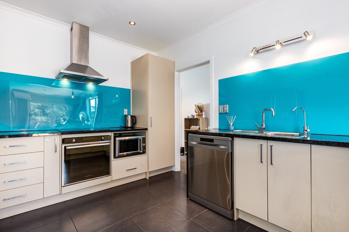25 Kapiti Crescent, Titahi Bay, Porirua - Carousel 2