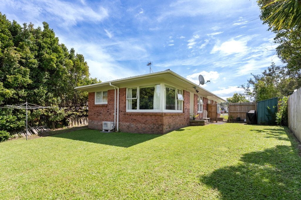 2/16 Kapiti Place, Sunnynook, Auckland - Carousel 1