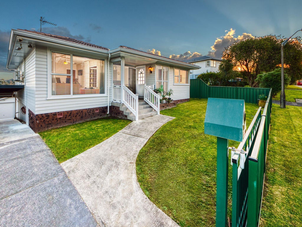 100 Lantana Road, Green Bay, Auckland - Carousel 1