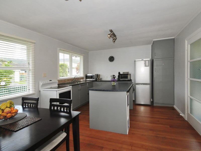 8 Richard Grove, Stokes Valley, Lower Hutt - Carousel 2