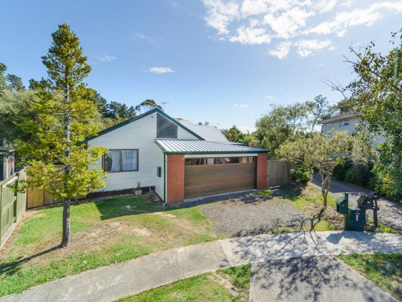 8 Guernsey Place, Fitzherbert, Palmerston North - Carousel 1