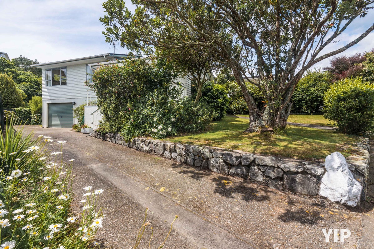 65 Gloaming Hill, Titahi Bay, Porirua - Carousel 1