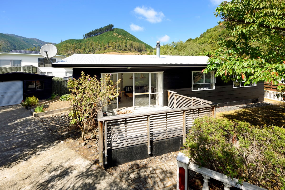 9 Burn Place, The Brook, Nelson - Carousel 1