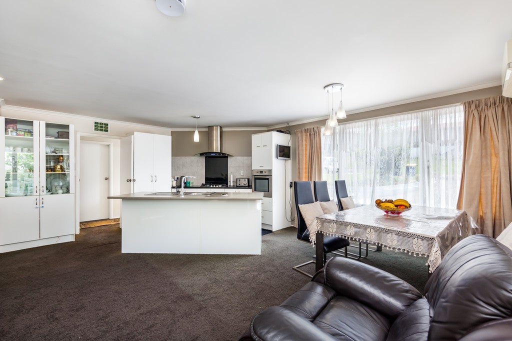 9 Trojan Crescent, New Lynn, Auckland - Carousel 2