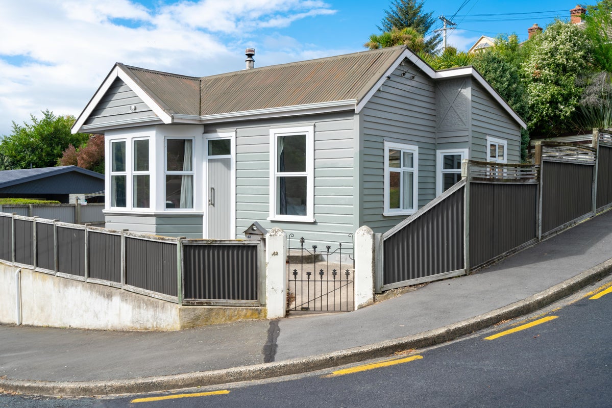 42 Glen Road, Mornington, Dunedin - Carousel 1