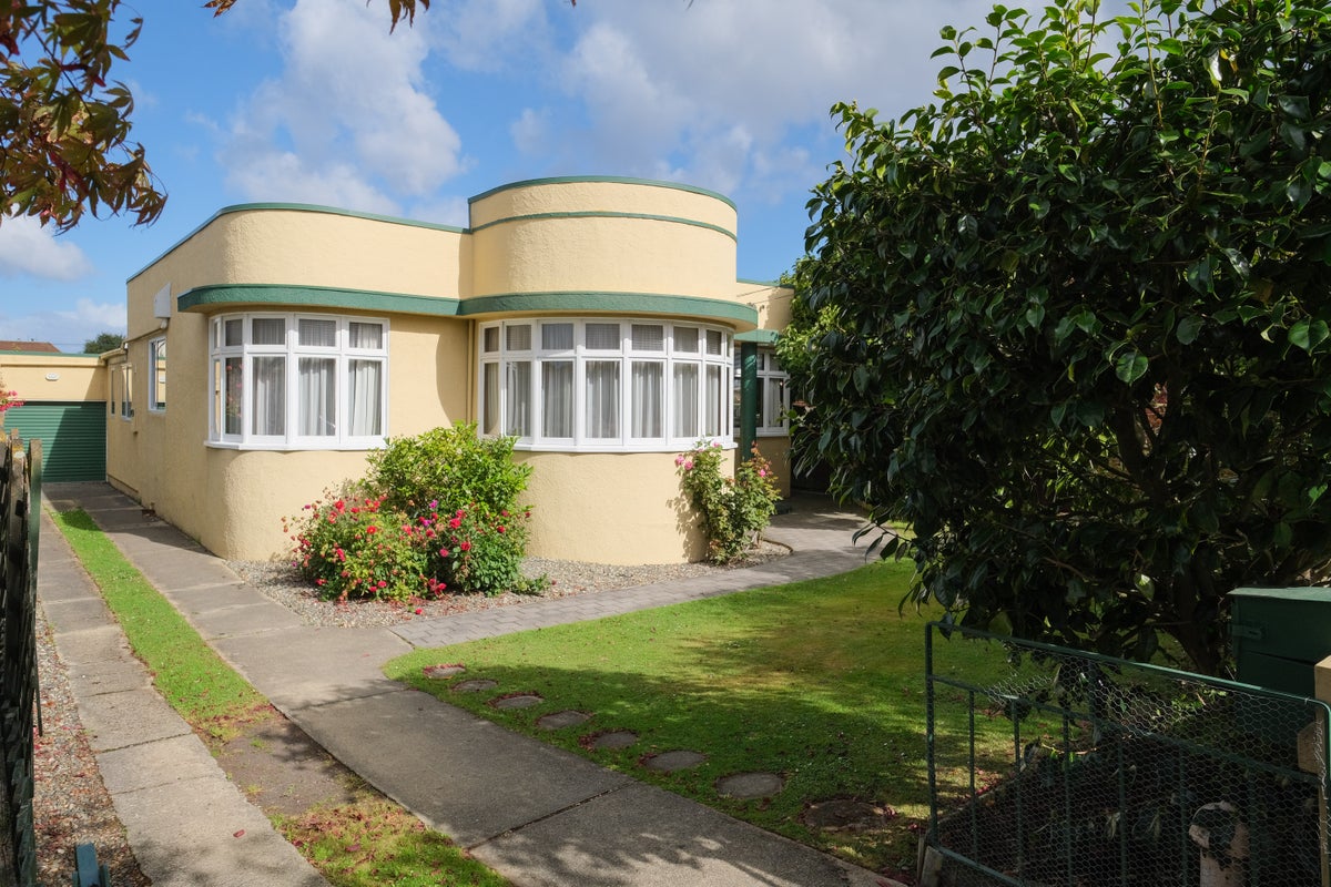 4 Wycolla Avenue, Saint Clair, Dunedin - Carousel 1