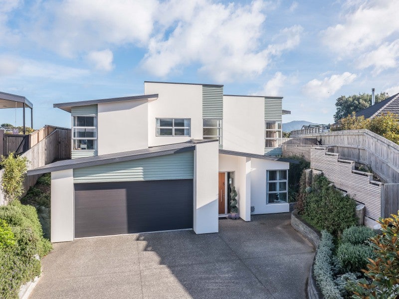 17 Simpson Crescent, Raumati Beach, Paraparaumu - Carousel 1
