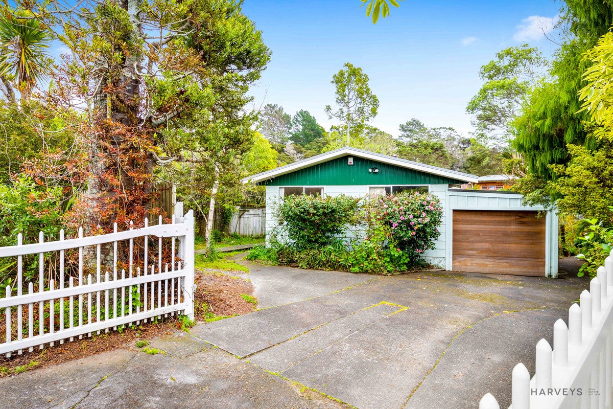 29 Onedin Place, Titirangi, Auckland - Carousel 1