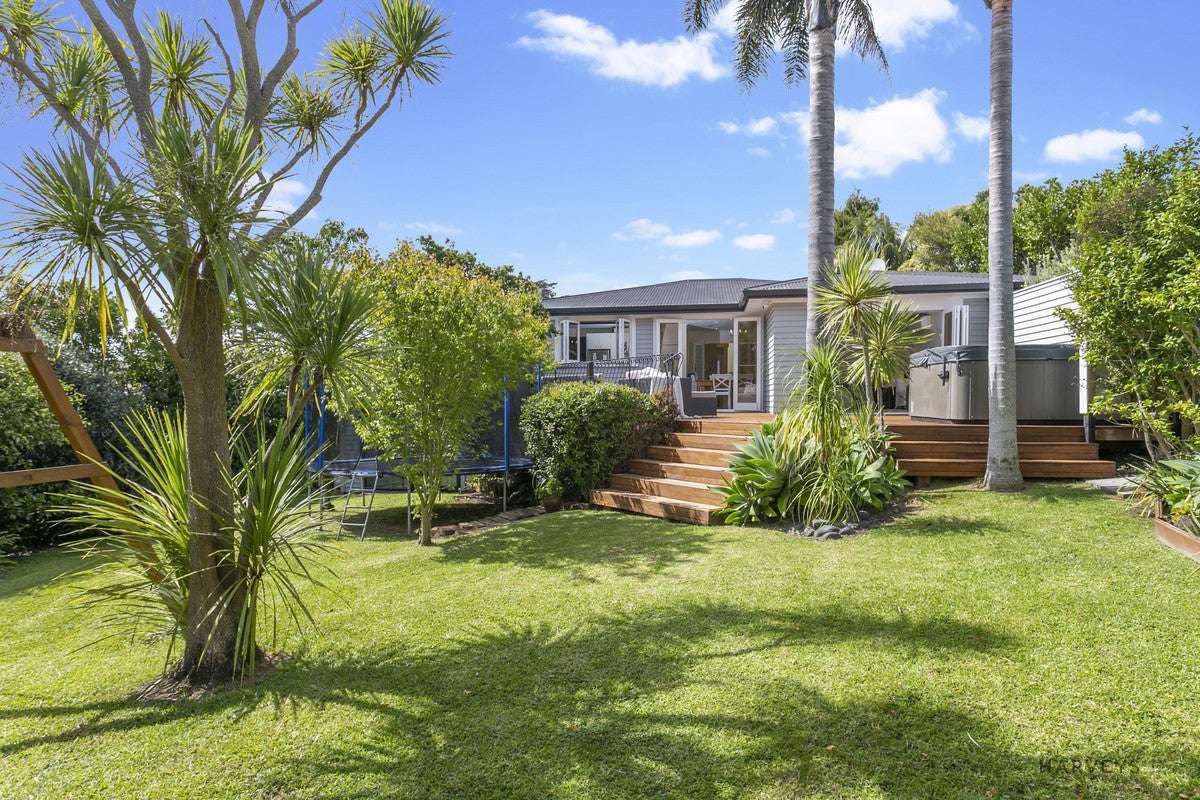 12 Deane Avenue, Titirangi, Auckland - Carousel 2
