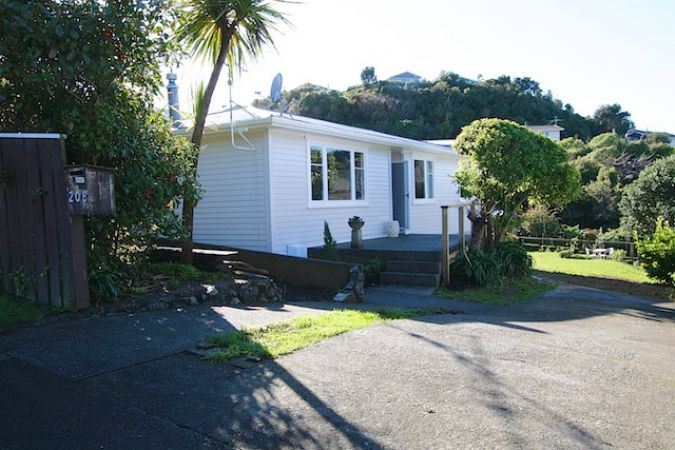 208 Dowse Drive, Maungaraki, Lower Hutt - Carousel 1