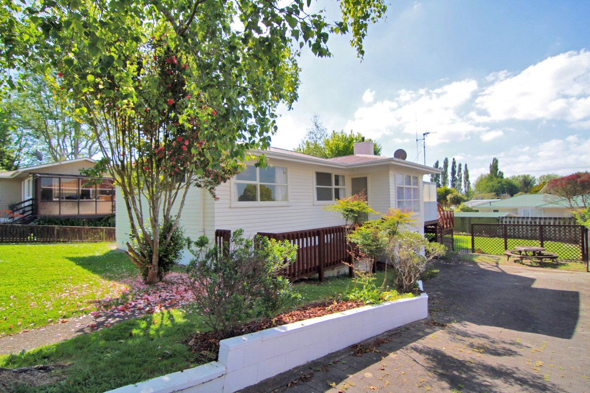 6 Wanaka Place, Glenview, Hamilton - Carousel 1